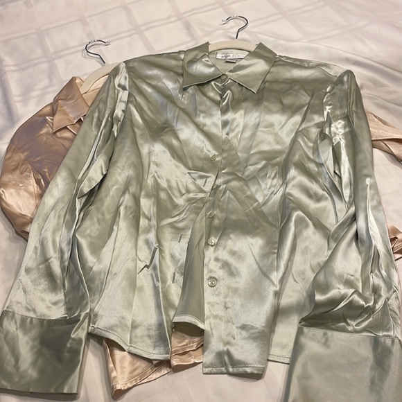 Vintage women’s silk button down shirts - Picture 2 of 3